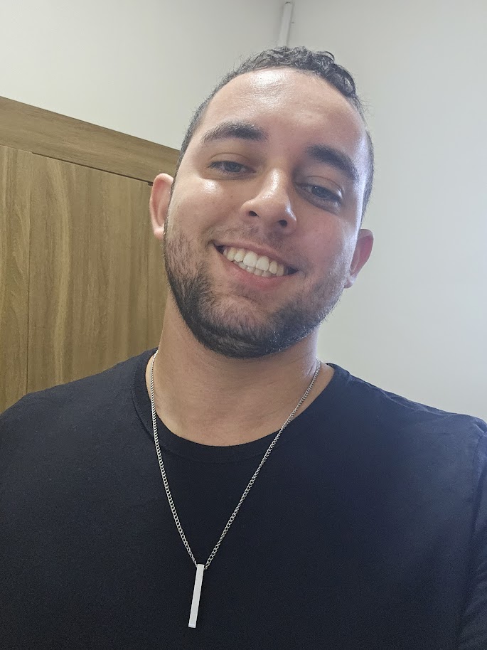 Marlon Dantas em retrato com enquadramento editorial